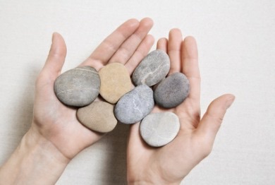 Hand mit Steinen